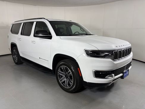 Used 2024 Jeep Wagoneer L Series II w/ Flexible Seating Group RWD image 2