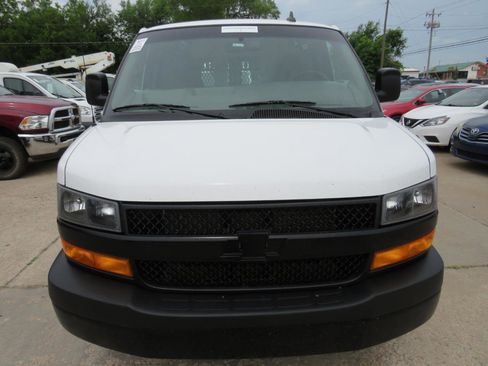 Used 2018 Chevrolet Express 2500 RWD image 2