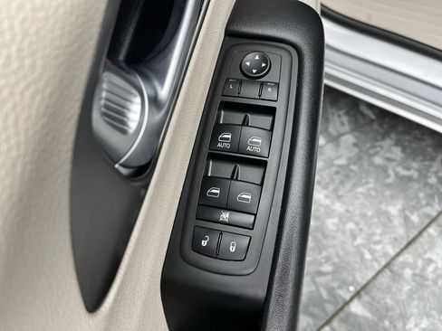 Used 2024 Chrysler Pacifica Touring-L image 7