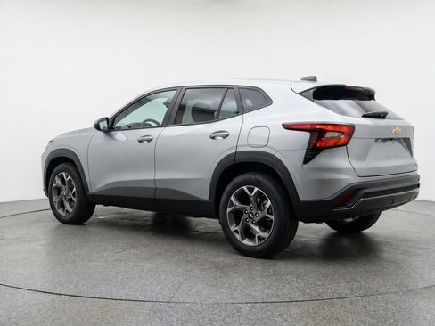Used 2025 Chevrolet Trax LT FWD image 6