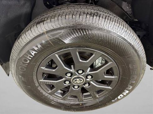Used 2025 Toyota 4Runner SR5 AWD/4WD image 11