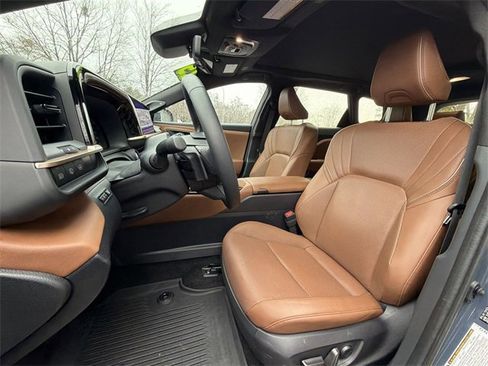 Used 2025 Toyota Crown Signia w/ Advanced Technology Package image 11