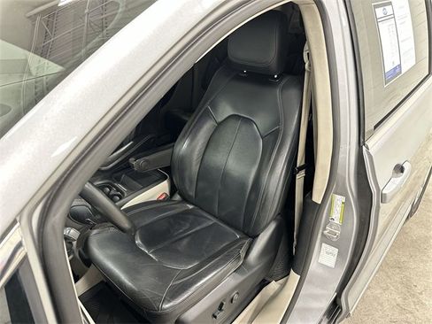 Used 2020 Chrysler Pacifica Touring-L image 15