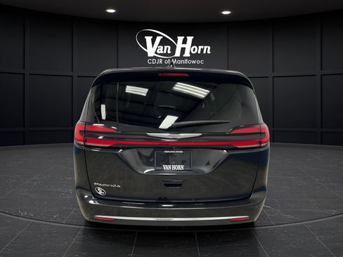 Used 2024 Chrysler Pacifica Touring-L FWD image 6