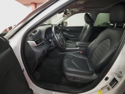 Used 2023 Toyota Highlander XLE image 10