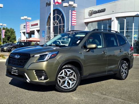 Used 2023 Subaru Forester Premium AWD/4WD image 3