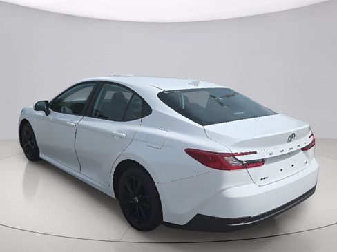 Used 2025 Toyota Camry LE FWD image 5