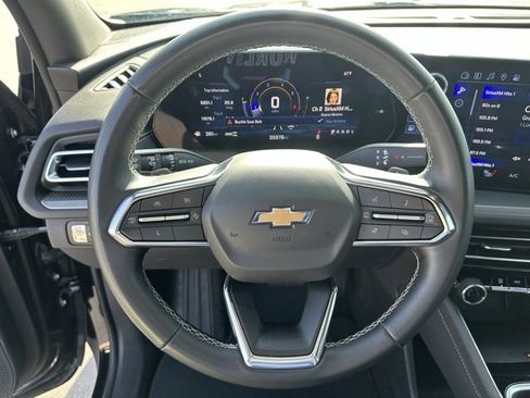 Used 2025 Chevrolet Traverse LT image 7