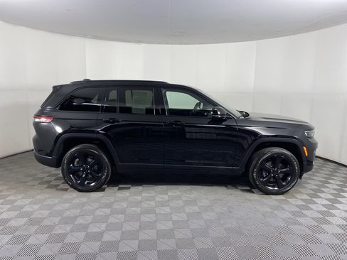 Used 2024 Jeep Grand Cherokee Altitude AWD/4WD image 7