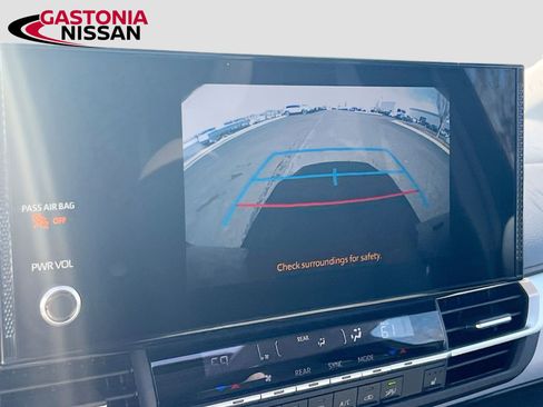 Used 2025 Toyota Sienna XLE image 18