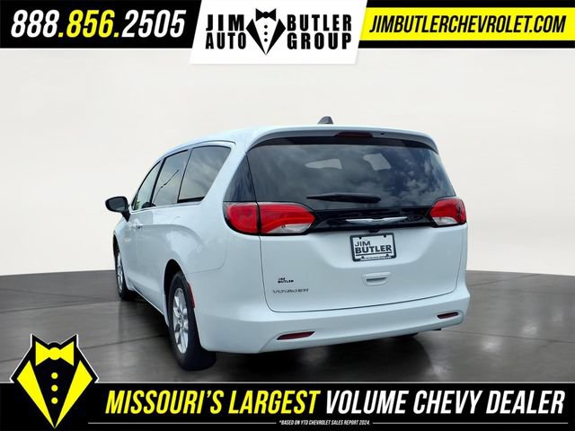 Used 2023 Chrysler Voyager LX FWD image 2