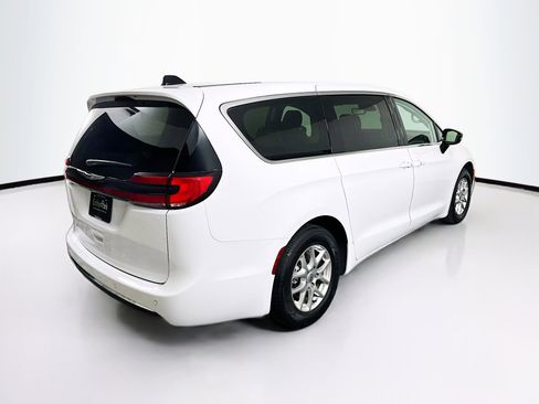 Used 2024 Chrysler Pacifica Touring-L image 9