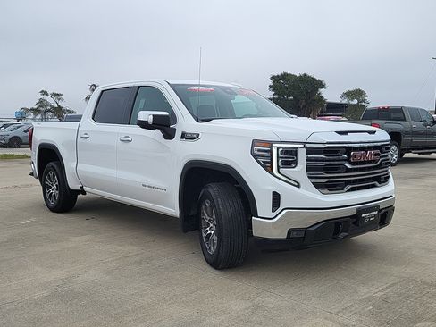 Used 2025 GMC Sierra 1500 SLT image 3