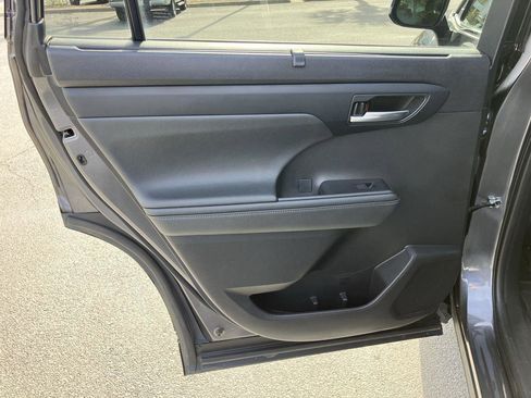 Used 2021 Toyota Highlander XLE image 22