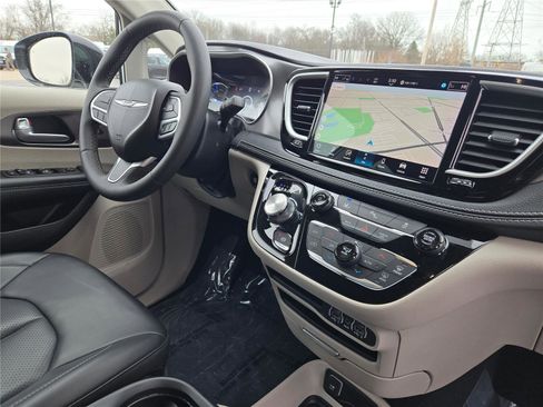 Certified 2024 Chrysler Pacifica Limited FWD image 8