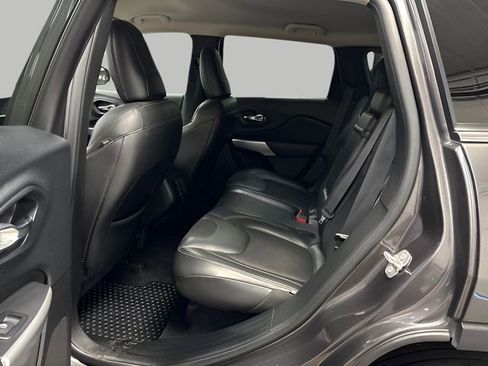 Used 2018 Jeep Cherokee Latitude Plus w/ Comfort/Convenience Group FWD image 25