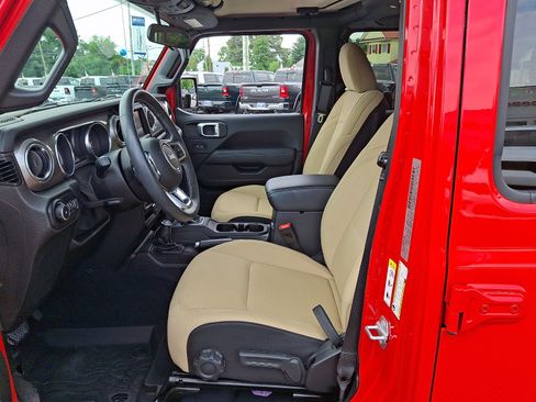Used 2019 Jeep Wrangler Unlimited Sahara w/ Cold Weather Group AWD/4WD image 13