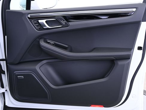 Certified 2025 Porsche Macan image 25