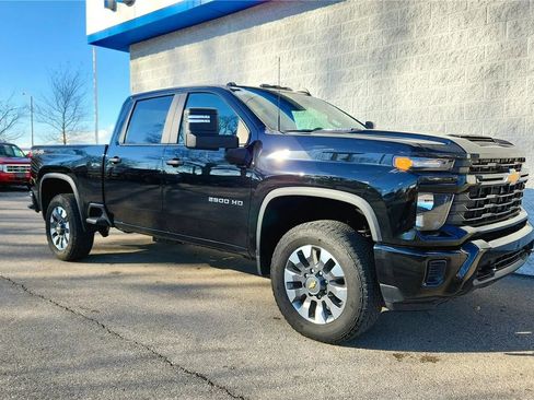 Used 2024 Chevrolet Silverado 2500 Custom w/ Custom Value Package image 2