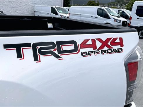 Used 2020 Toyota Tacoma TRD Off-Road w/ Technology Package AWD/4WD image 7
