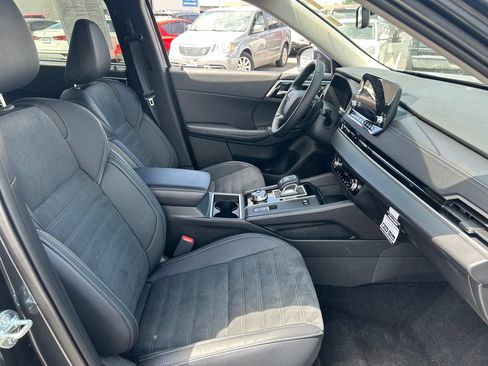 Used 2025 Mitsubishi Outlander 4WD Plug-In Hybrid image 36