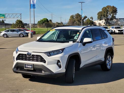 Used 2020 Toyota RAV4 XLE w/ Convenience Package image 9