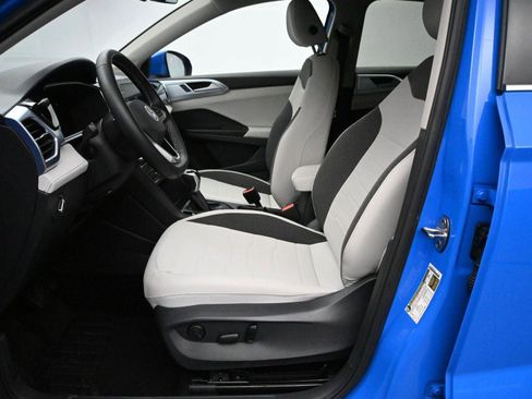 Used 2025 Volkswagen Taos SE w/ Panoramic Sunroof Package image 7