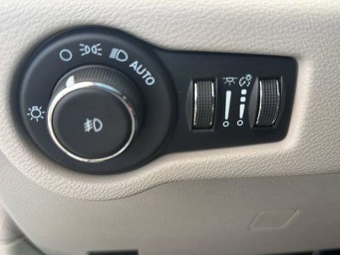 Used 2023 Chrysler Pacifica Touring-L FWD image 23