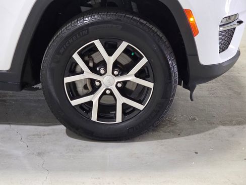 Certified 2023 Jeep Grand Cherokee Limited image 10