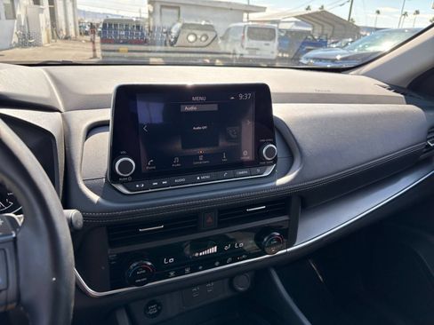 Used 2025 Nissan Rogue SV FWD image 17