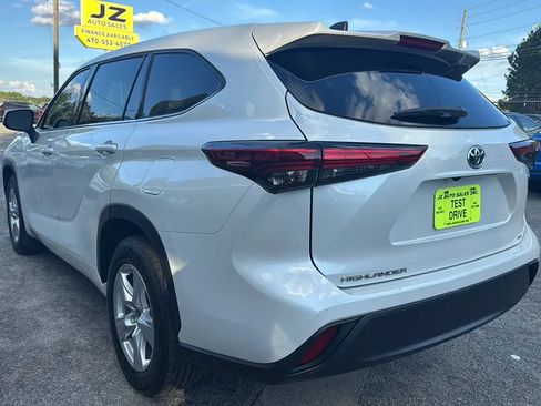 Used 2022 Toyota Highlander LE FWD image 5