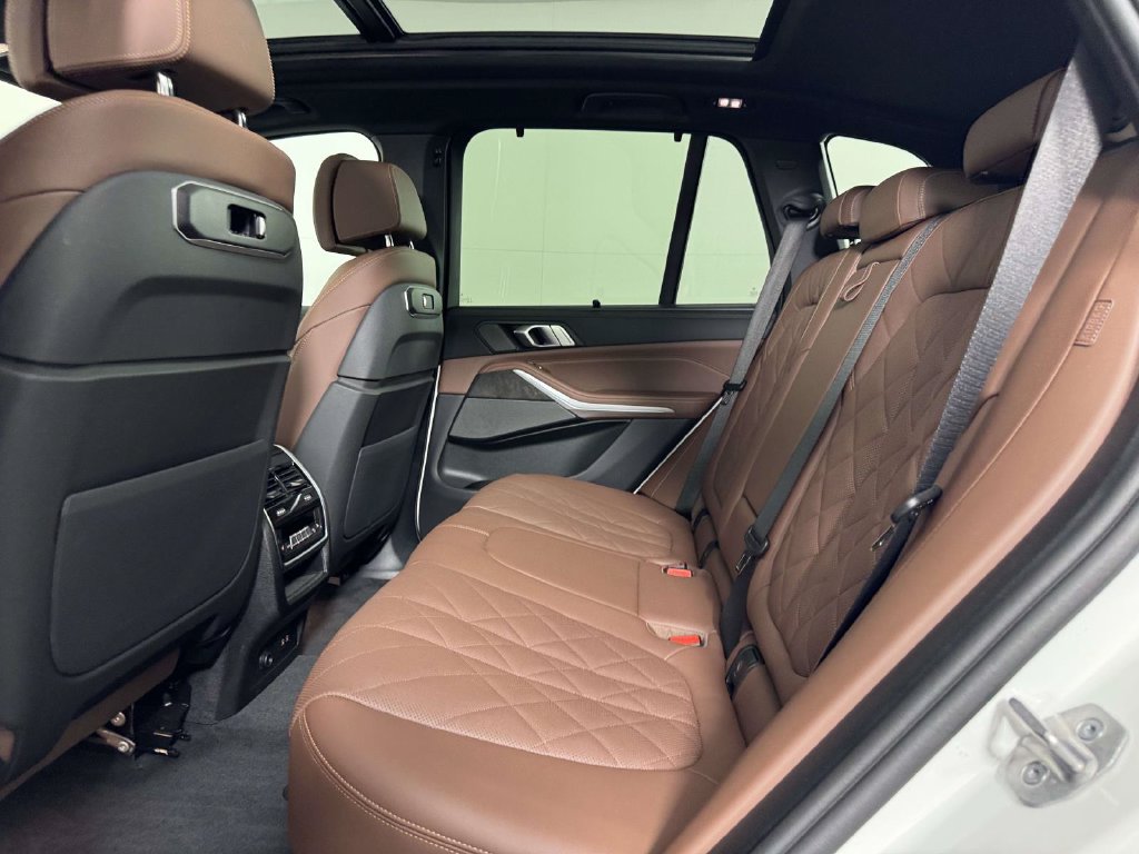 Used 2026 BMW X5 xDrive40i w/ M Sport Package AWD/4WD image 32