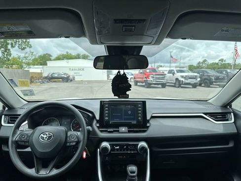 Used 2022 Toyota RAV4 LE FWD image 10