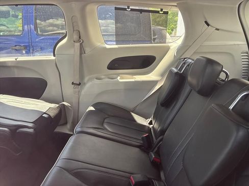 Used 2024 Chrysler Pacifica Limited image 17