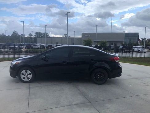 Used 2017 Kia Forte LX image 2