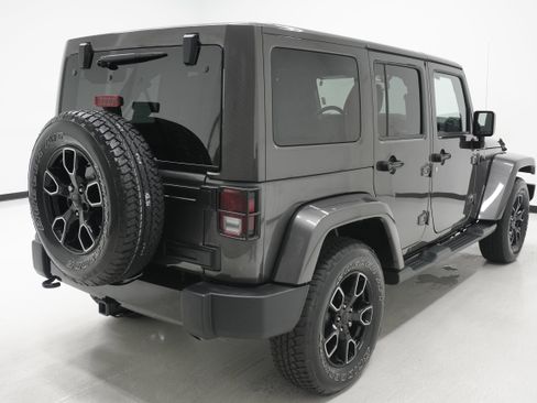 Used 2017 Jeep Wrangler Unlimited Sahara AWD/4WD image 4