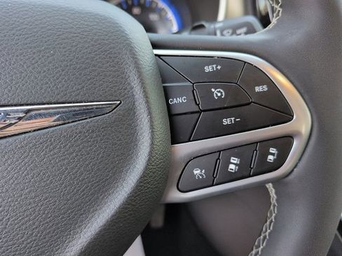 Used 2025 Chrysler Pacifica Select image 19