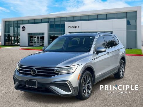 Used 2023 Volkswagen Tiguan SE w/ Panoramic Sunroof Package FWD image 1