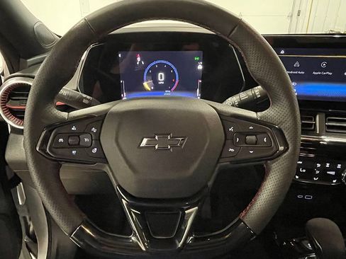 Used 2025 Chevrolet Trax RS FWD image 34