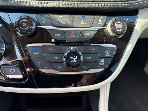 Used 2024 Chrysler Pacifica Limited FWD image 33