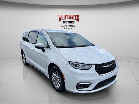 Used 2023 Chrysler Pacifica Touring-L FWD image 3