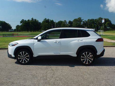 Used 2022 Toyota Corolla Cross XLE w/ Convenience Package FWD image 13