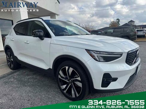 Used 2024 Volvo XC40 B5 Plus w/ Climate Package image 4