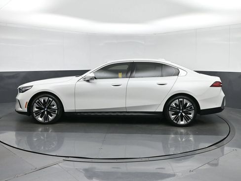 Used 2026 BMW 530i RWD image 4