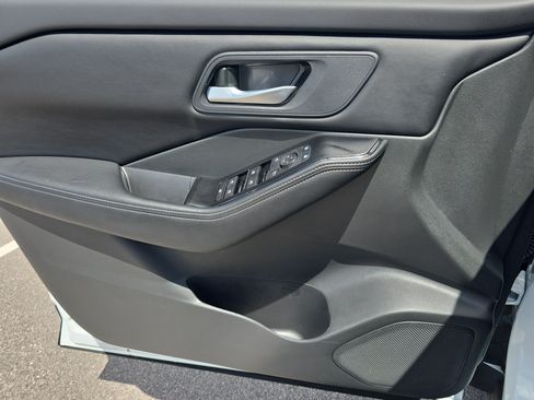 Used 2025 Nissan Rogue SV FWD image 28