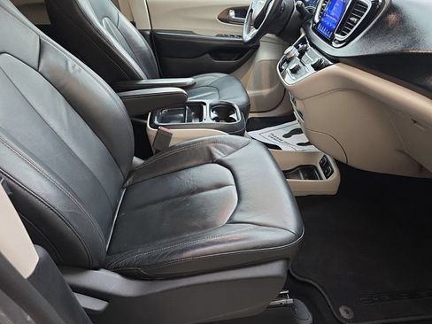 Used 2017 Chrysler Pacifica Touring-L w/ Tire & Wheel Group FWD image 23
