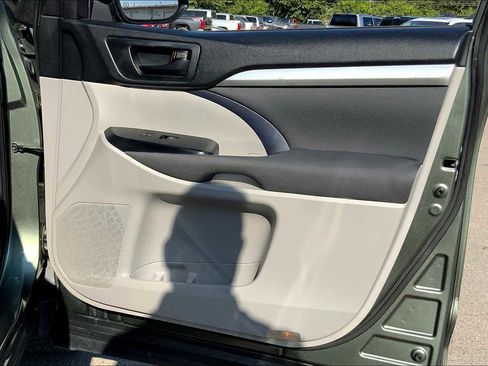 Used 2019 Toyota Highlander LE FWD image 21