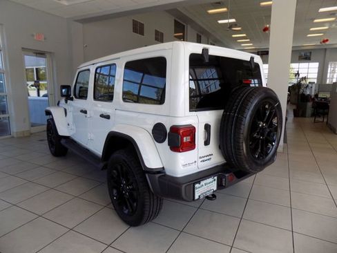 Certified 2025 Jeep Wrangler Unlimited Sahara AWD/4WD image 5