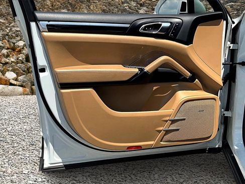 Used 2018 Porsche Cayenne Platinum Edition w/ Premium Package Plus image 21