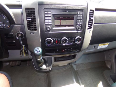 Used 2014 Mercedes-Benz Sprinter 2500 image 71